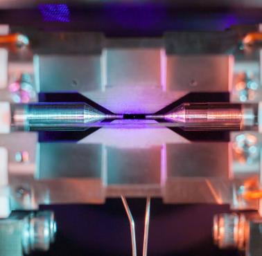 Pojedynczy atom uwięziony prze pole elektryczne ( "Single Atom in Ion Trap", David Nadlinger, University of Oxford