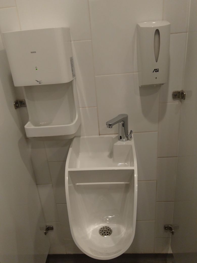 Japońskie połączenie pisuaru z umywalką