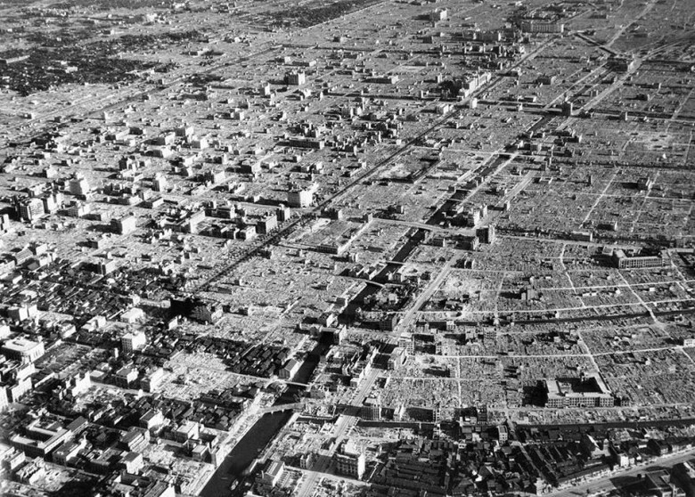 Tokio po amerykańskich nalotach (miasto miało zabudowę drewnianą), 1945