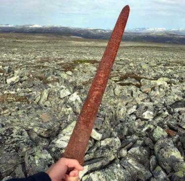 1000-letni miecz wikingów odkryty przez łowców reniferów w południowej Norwegii