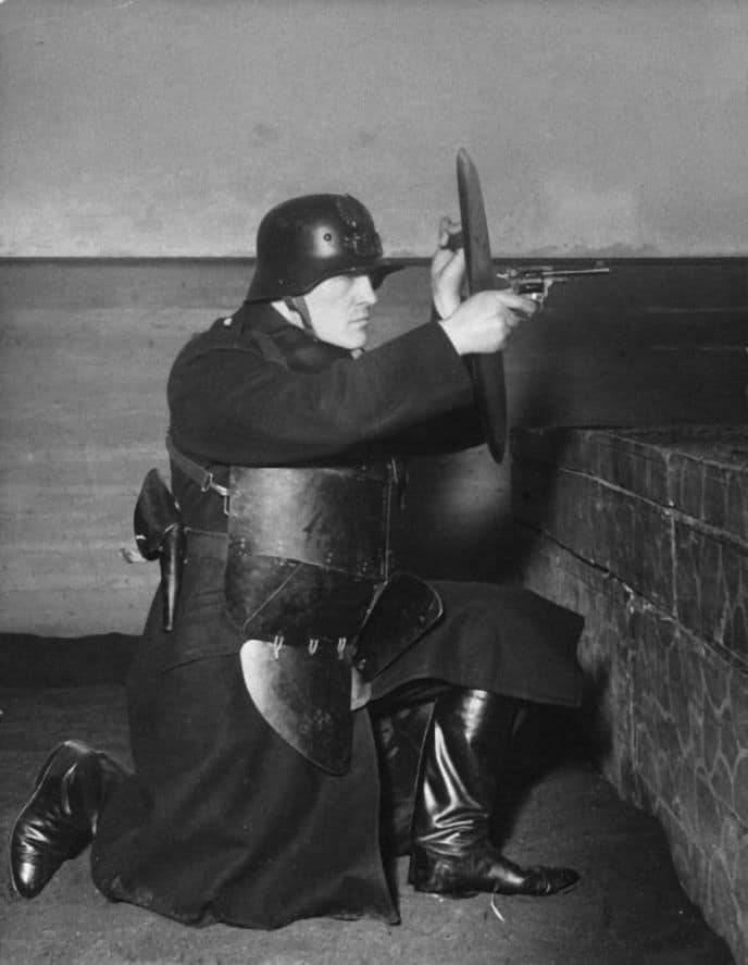 Oficer polskiej policji w pełnym rynsztunku z rewolwerem Nagant wz. 1895, 1934