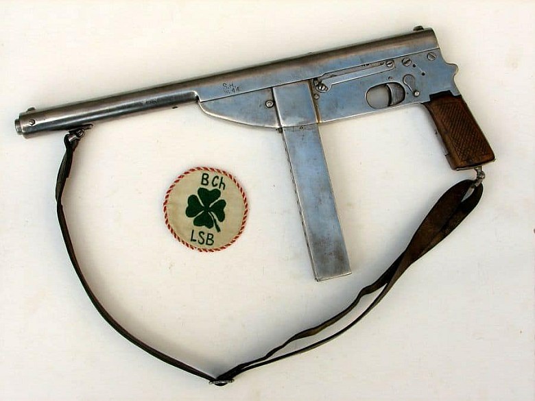 Bechowiec – polski pistolet maszynowy produkowany w warunkach konspiracyjnych w latach 1943-44