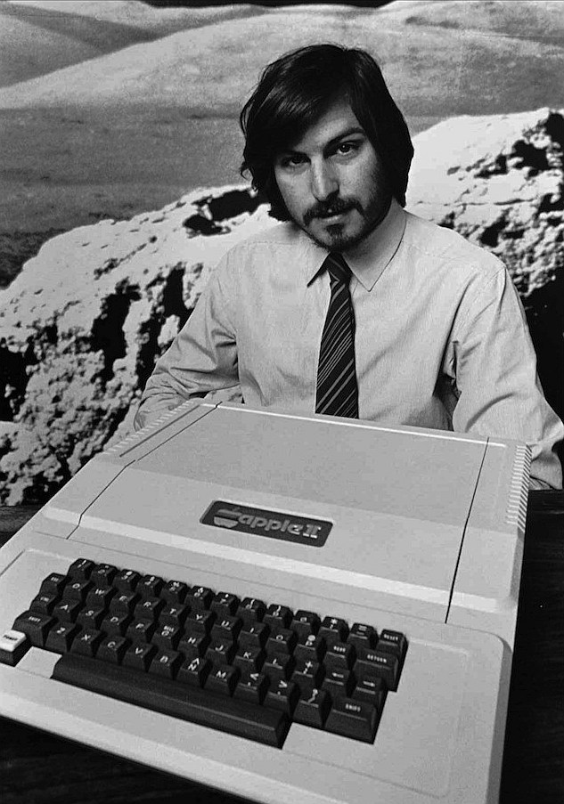 Steve Jobs prezentuje Apple II – 8-bitowy komputer domowy opracowany w latach 70. XX wieku, 1977