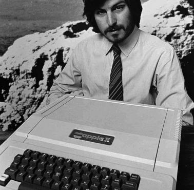 Steve Jobs prezentuje Apple II – 8-bitowy komputer domowy opracowany w latach 70. XX wieku, 1977