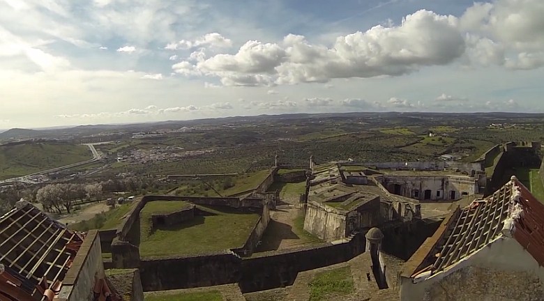 Portugalska twierdza - The Nossa Senhora da Graça Fort (wideo, widok z drona, HD)