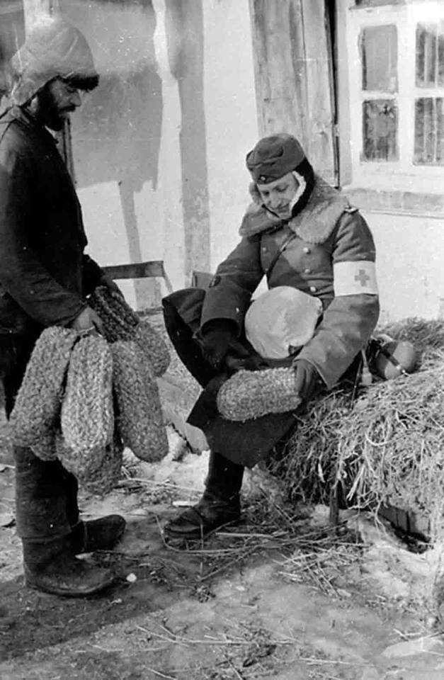 Niemiecki oficer kupuje od Ukraińca wyplecione ze słomy i łyka buty, luty 1942 roku