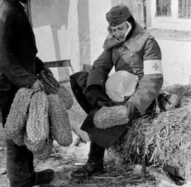 Niemiecki oficer kupuje od Ukraińca wyplecione ze słomy i łyka buty, luty 1942 roku