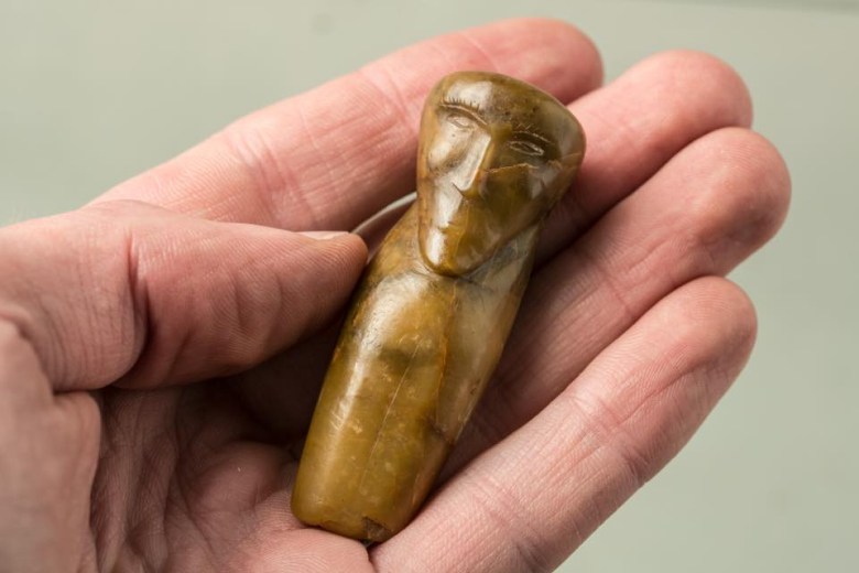 Mała figurka znaleziona w dziecięcym grobie na Syberii, której wiek szacuje się na 4 tys. lat