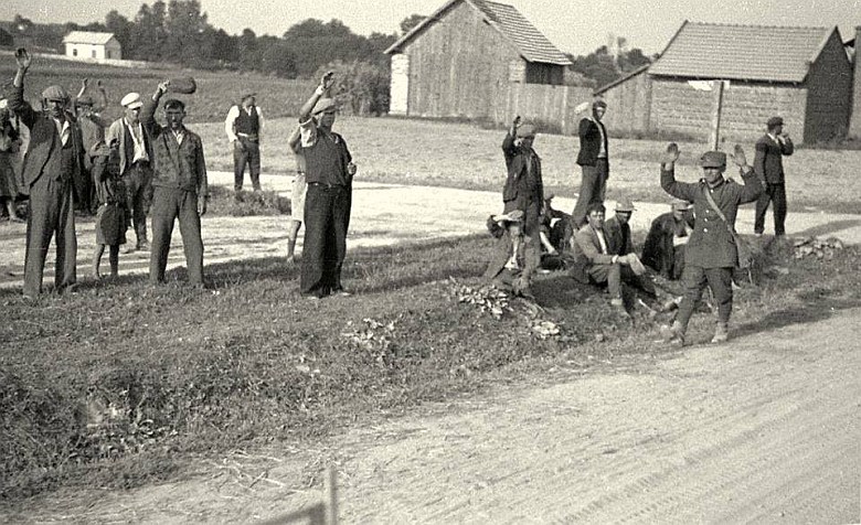 Droga z Przemyśla na przedmieścia Lwowa - miejscowa ludność wita wkraczających Niemców i jeden samotny poddający się żołnierz
