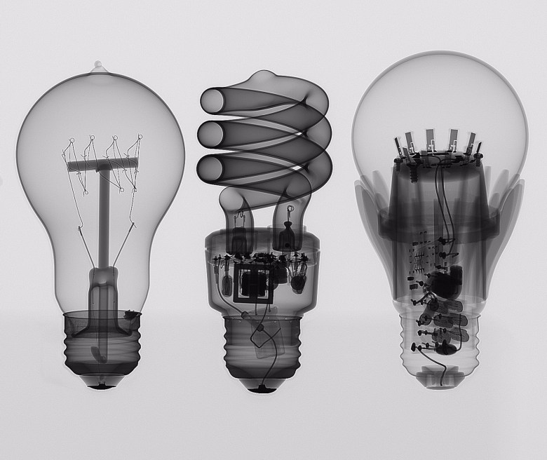 Ewolucja żarówek. Zwykła żarówka od 1880, świetlówka kompaktowa od 1985, lampa LED od 2008 roku