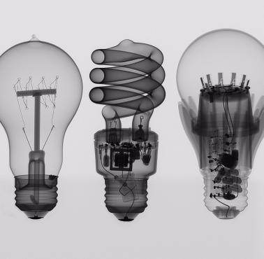 Ewolucja żarówek. Zwykła żarówka od 1880, świetlówka kompaktowa od 1985, lampa LED od 2008 roku