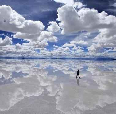 Pozostałość po wyschniętym słonym jeziorze - Salar de Uyuni (Boliwia)