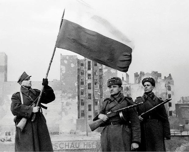 Polski i sowieccy żołnierze w ruinach W-wy, styczeń 1945