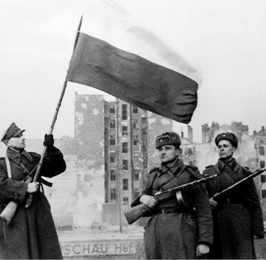 Polski i sowieccy żołnierze w ruinach W-wy, styczeń 1945