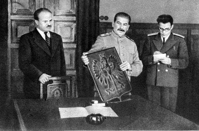 Stalin i Mołotow otrzymują od delegacji z Warszawy symboliczny dar - herb Polski z brązu 15 listopada 1944