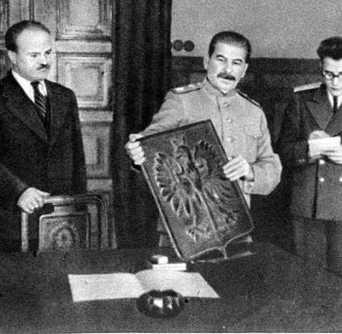 Stalin i Mołotow otrzymują od delegacji z Warszawy symboliczny dar - herb Polski z brązu 15 listopada 1944