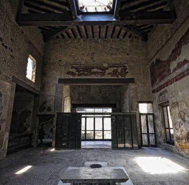 Atrium z nienaruszonym compluvium i impluvium w jednym z odkrytych domów w rzymskich Pompejach