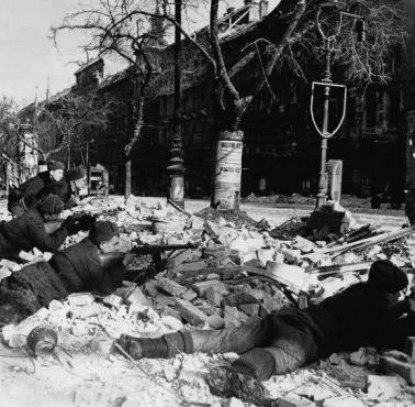 Rosjanie podczas zdobywania Budapesztu, 1945