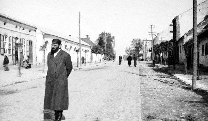 W Berlinie działało 30 Łowców Żydów (Jewish Greifers). Tygodniowo dostarczali Niemcom 60 ofiar. Za każdego Żyda ...