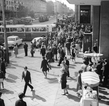 Skrzyżowanie Al. Jerozolimskich i ul. Kruczej. Widoczny trolejbus Skoda 9Tr linii 53, tramwaj Konstal N linii 25