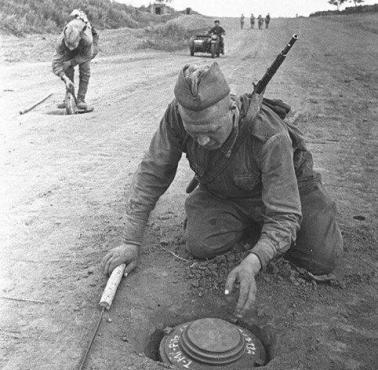 Sowieccy saperzy rozminowują drogę z min przeciwpancernych Tellermine 43, Kursk, 1943