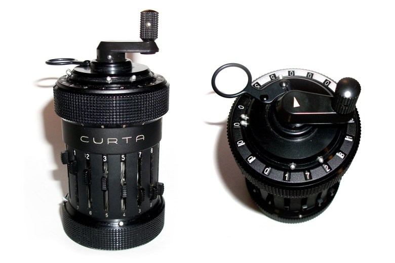 Mechaniczny kalkulator Curta Herzstarka z 1948 roku