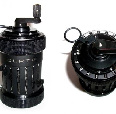 Mechaniczny kalkulator Curta Herzstarka z 1948 roku