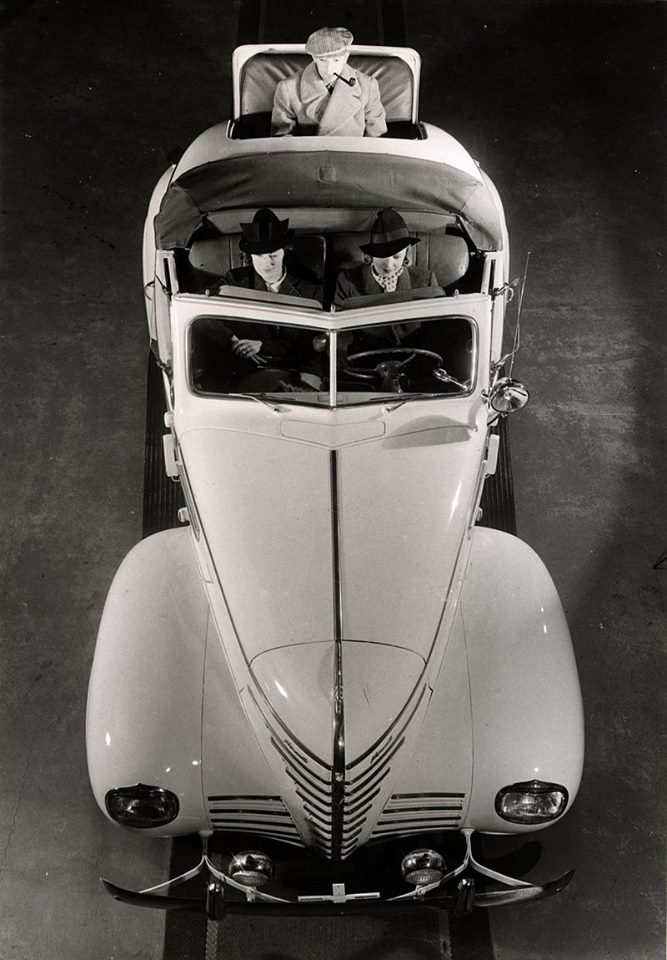 Kabriolet Plymouth z lat 40-tych