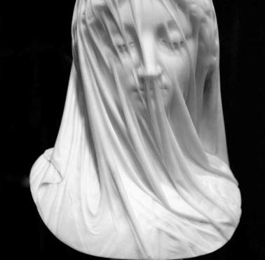Rzeźba włoskiego mistrza Giovanniego Strazza (1818-1875) "Dziewica w welonie" (The Veiled Virgin)