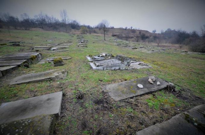 W 1943 w Krakowie,szmalcownik Salo Weininger wraz z SS-Sturmscharführerem Erichem Vollbrechtem ,obiecali 80 Żydom wyjazd za gran