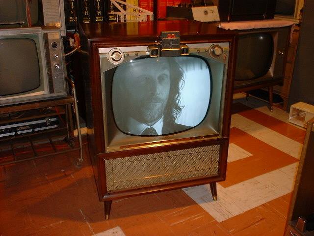 Telewizor Zenith z jednym z pierwszych pilotów bezprzewodowych Space Command 200, 1957