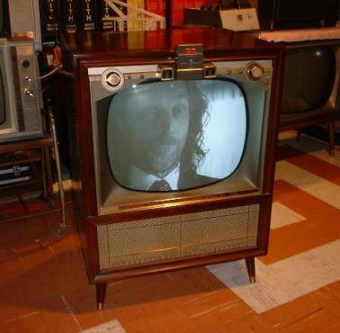 Telewizor Zenith z jednym z pierwszych pilotów bezprzewodowych "Space Command 200", 1957
