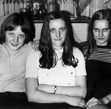 Kanclerz Niemiec Angela Merkel (po lewej) i premier Wielkiej Brytanii Teresa May w młodości