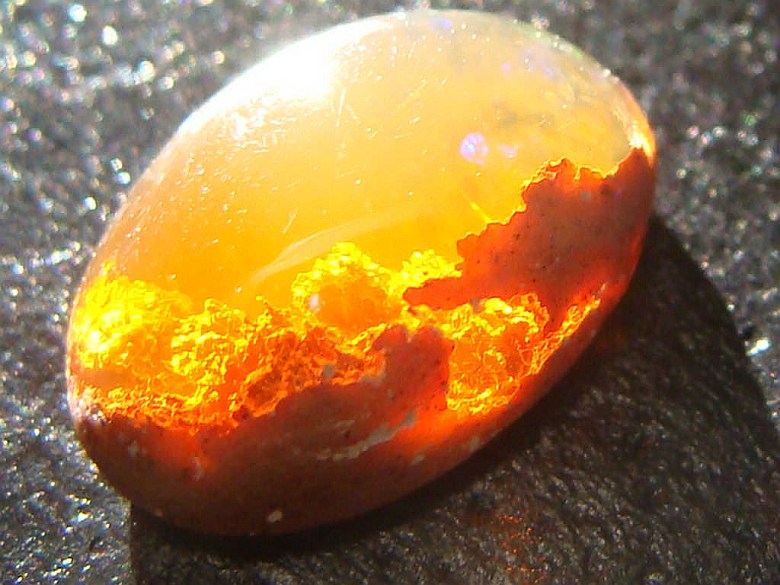 Opal - mineraloid zaliczany do krzemianów, którego wartość szacuje się na 20 tys. dolarów