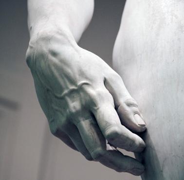 Precyzja wykonania najdrobniejszych szczegółów rzeźby "Dawid" Michała Anioła