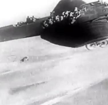 Sowieccy spadochroniarze podczas skoku ze skrzydła bombowca Tupolew TB-3 (wideo)