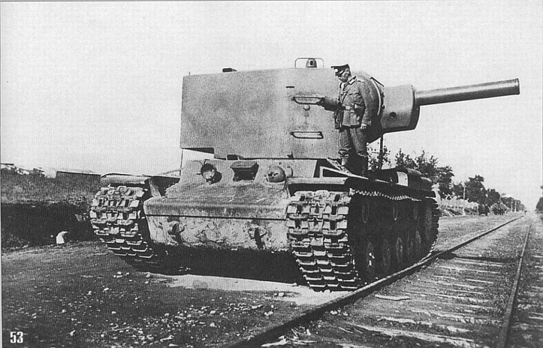 Zdobyty przez Wermacht sowiecki czołg ciężki KW-2, 1941 (zaczęły wchodzić do służby pod koniec 1940 roku)