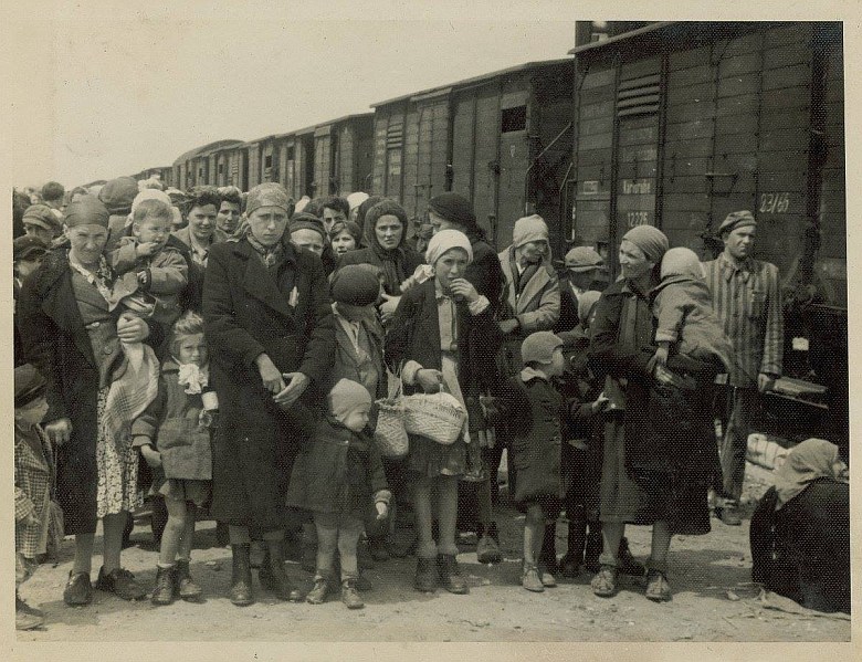 Pod koniec marca 1942 rządy państw kolaborujących z III Rzeszą rozpoczęły deportacje Żydów do niemieckich obozów, 1942