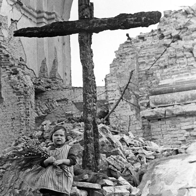 Dziewczynka sprzedająca bazie w ruinach placu Trzech Krzyży w Warszawie w 1945 roku