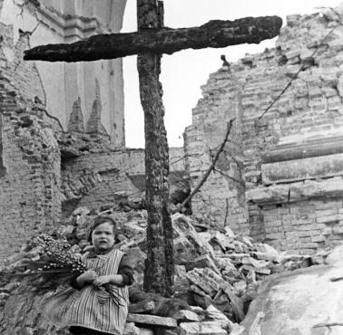 Dziewczynka sprzedająca bazie w ruinach placu Trzech Krzyży w Warszawie w 1945 roku