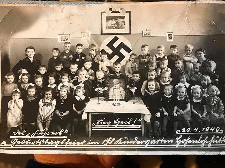 Zdjęcie klasowe w III Rzeszy. Widać tutaj wyraźnie analogię do ZSRR
