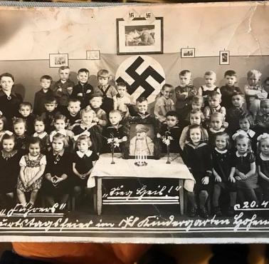 Zdjęcie klasowe w III Rzeszy. Widać tutaj wyraźnie analogię do ZSRR