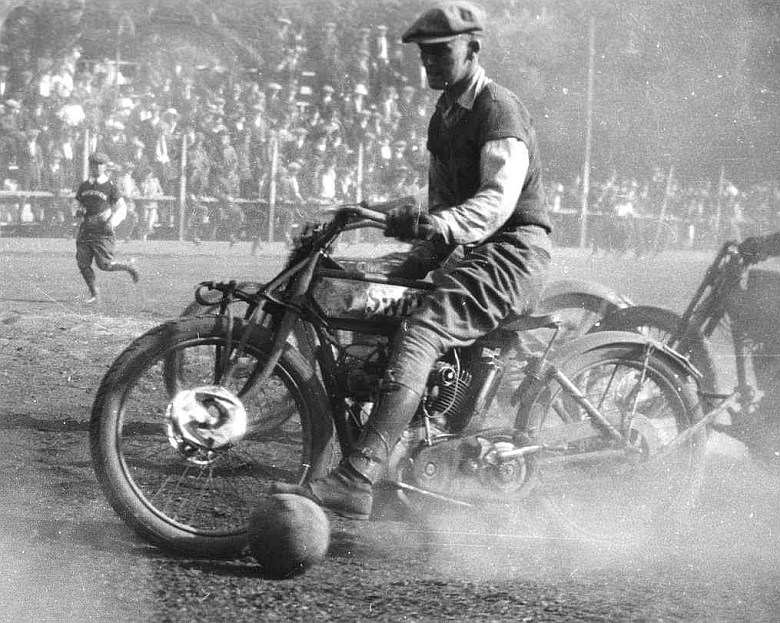 Piłka nożna na motorach, 1924