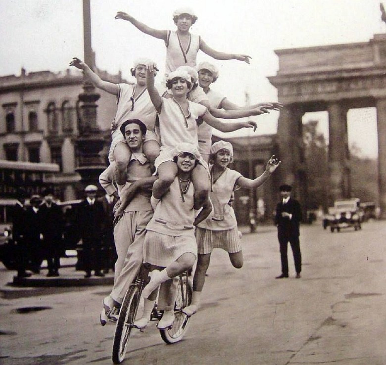 Rodzina akrobatów podczas pokazu, Berlin, Niemcy, 1920