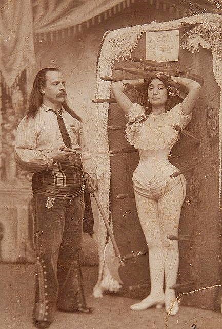 Signor Arcaris i jego siostra Miss Rose Arcaris w trakcie pokazu z rzucaniem noży, 1900