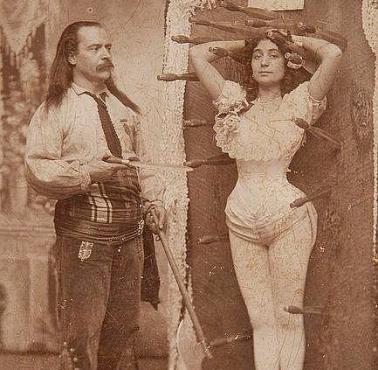 Signor Arcaris i jego siostra Miss Rose Arcaris w trakcie pokazu z rzucaniem noży, 1900