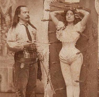 Signor Arcaris i jego siostra Miss Rose Arcaris w trakcie pokazu z rzucaniem noży, 1900