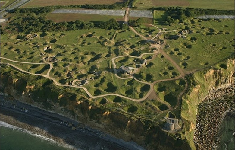 Niemiecki bunkier na klifie Pointe du Hoc. Widoczne miejsca bombardowań, Normandia, Francja