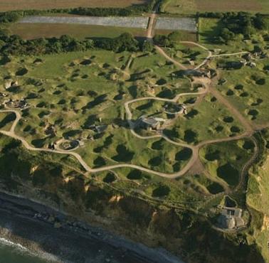 Niemiecki bunkier na klifie Pointe du Hoc. Widoczne miejsca bombardowań, Normandia, Francja