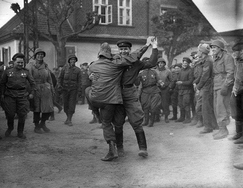 Rosjanie tańczą z Amerykanami, Torgau, kwiecień 1945